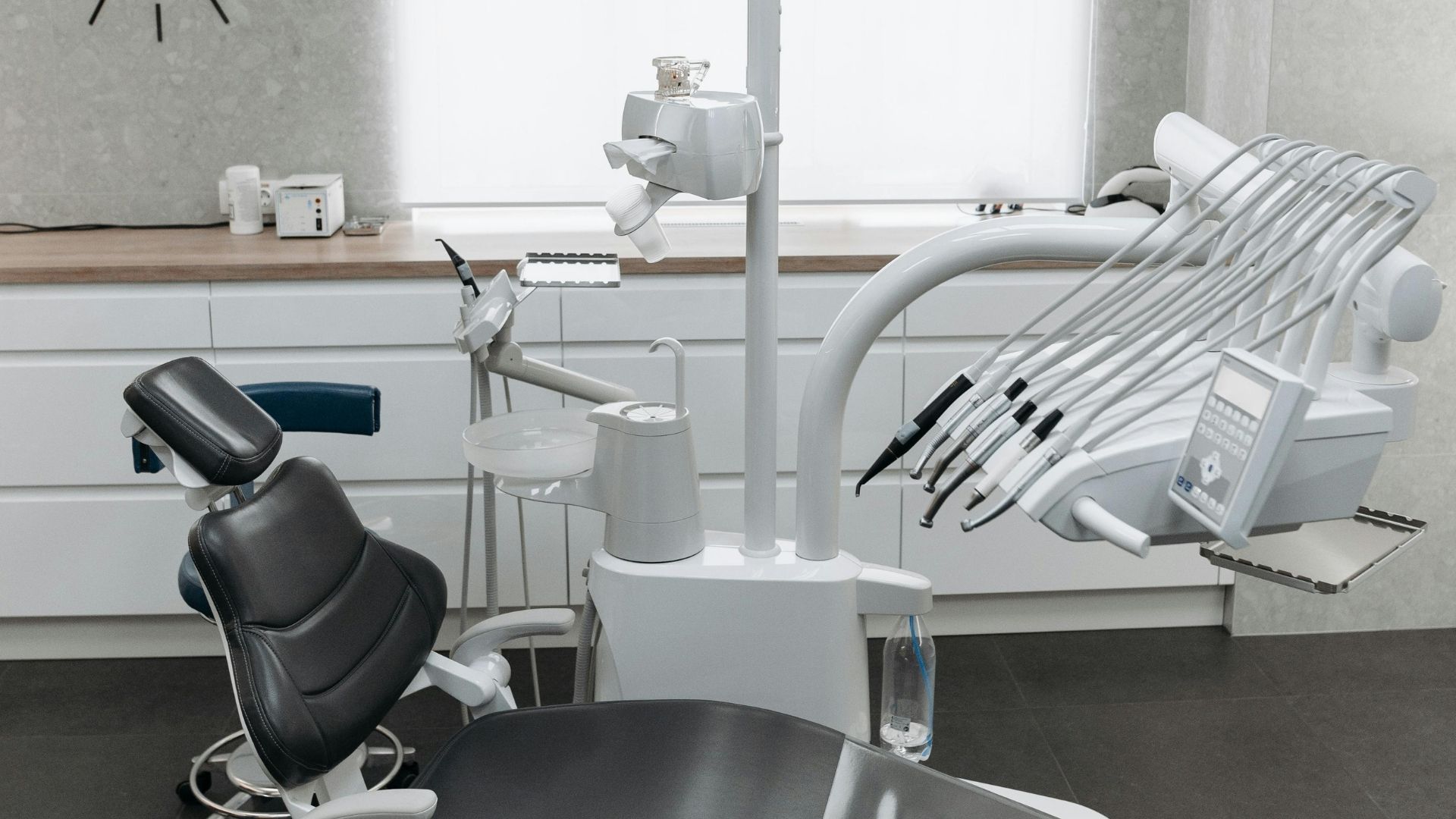 Gabinete moderno de cirugía dental con equipamiento profesional