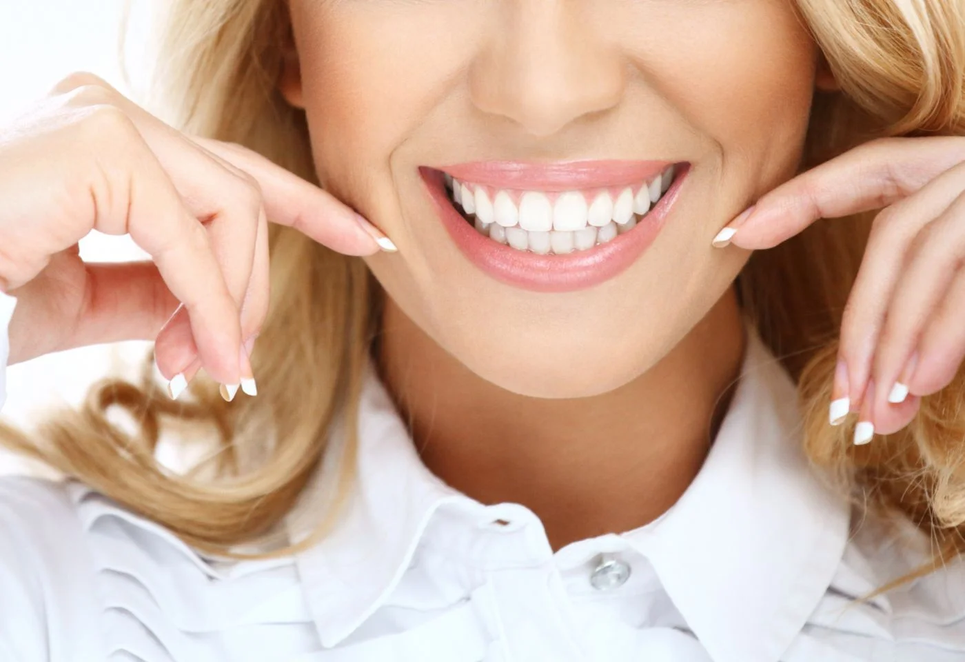 Paciente sonriendo tras un tratamiento de implantes dentales en Multiestetik Bilbao