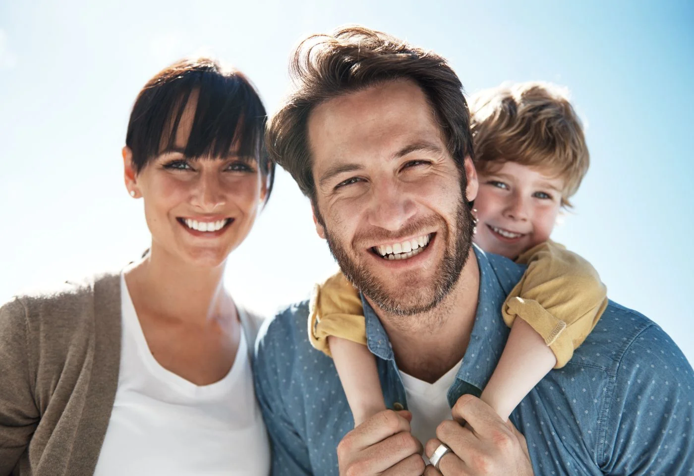 Familia sonriente tras tratamiento dental en clínica de Bilbao