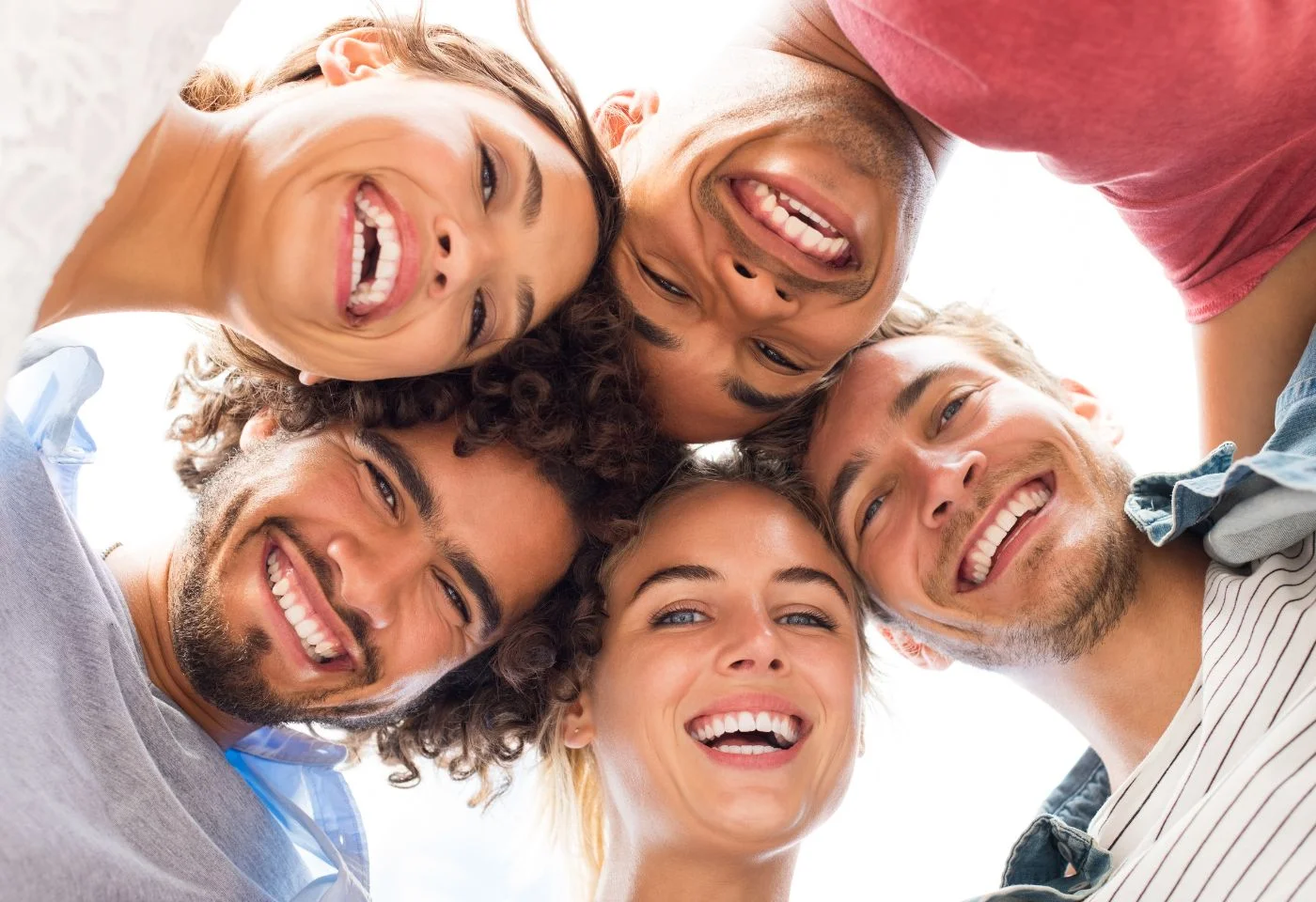 Pacientes sonriendo tras su tratamiento en consulta dental en Bilbao