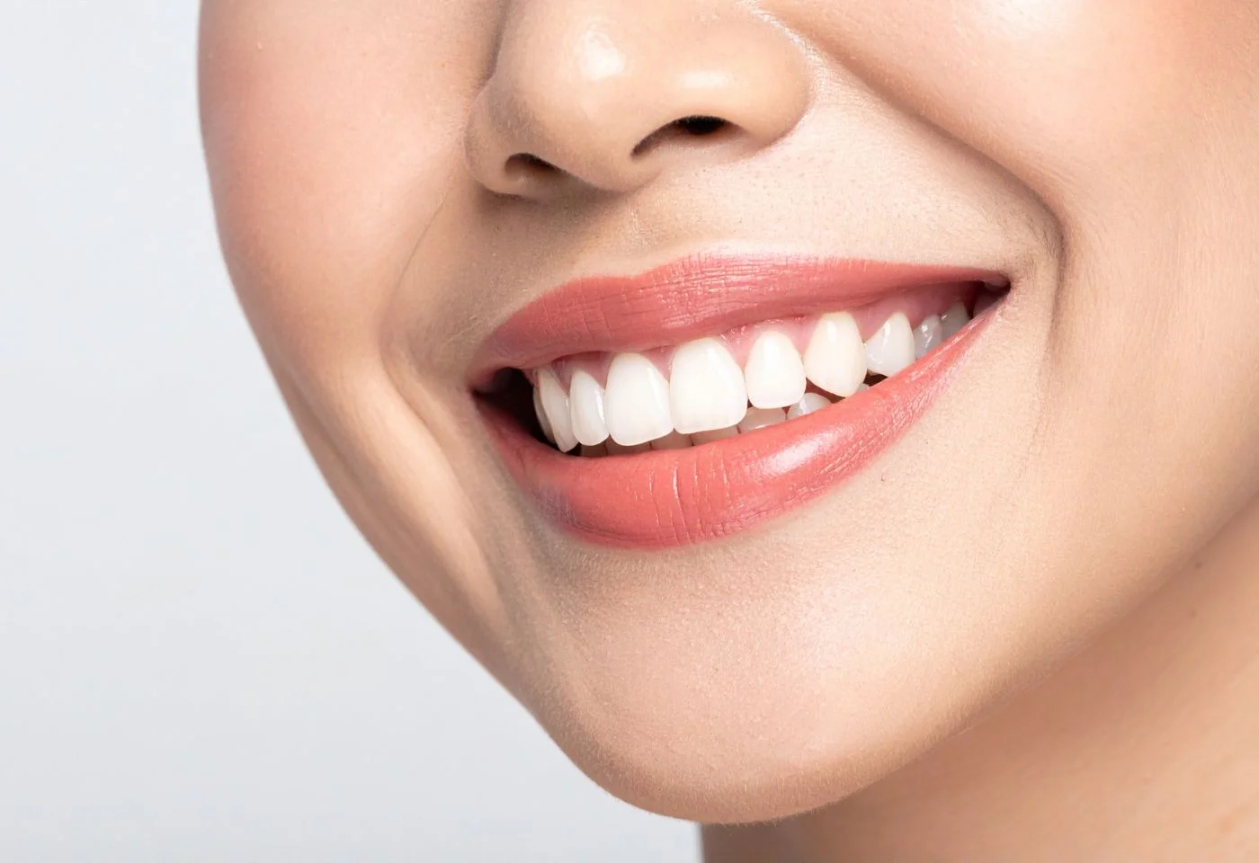 Sonrisa del paciente después de una endodoncia exitosa