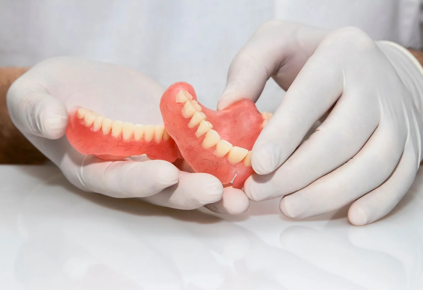 Prótesis dental completa removible para sustituir todos los dientes
