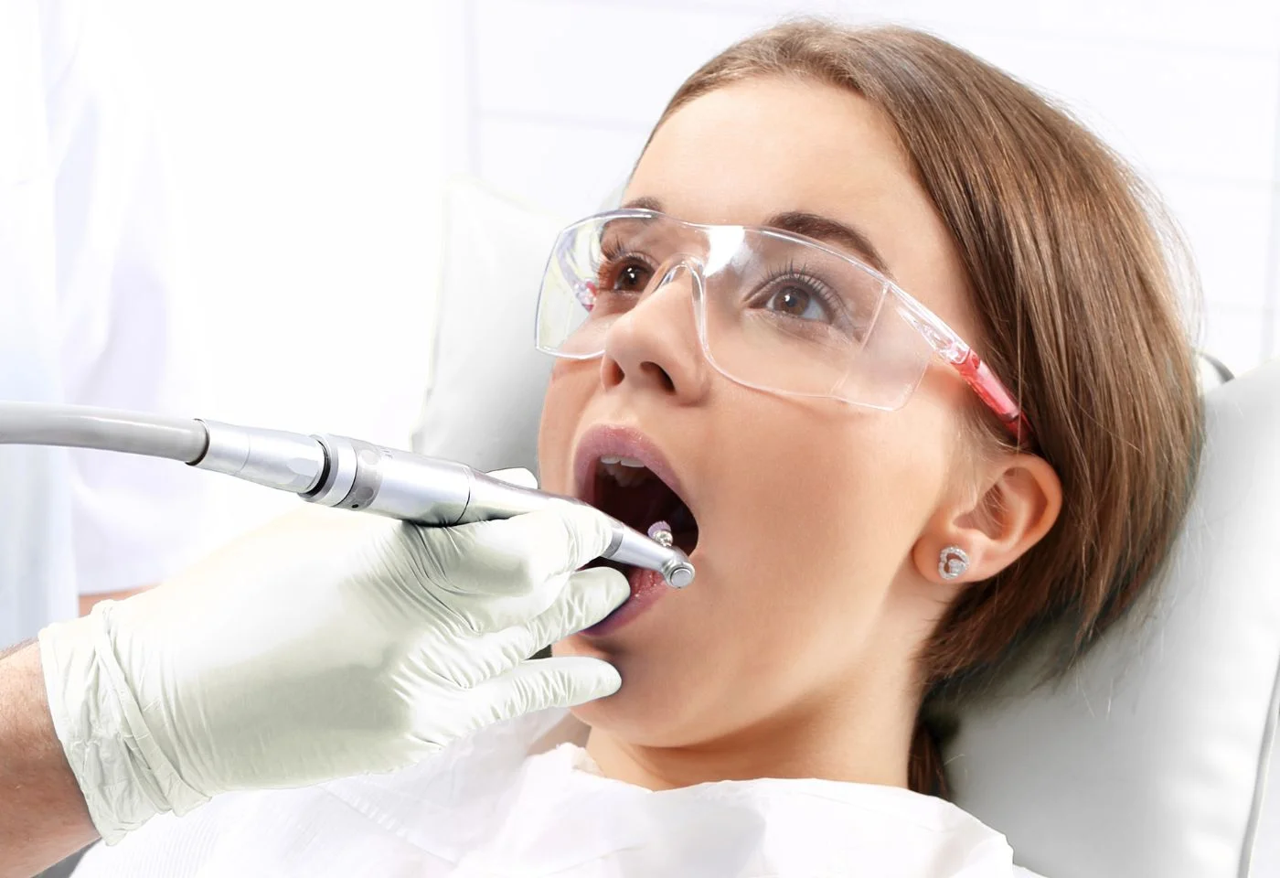 Sonrisa del paciente después de una endodoncia exitosa