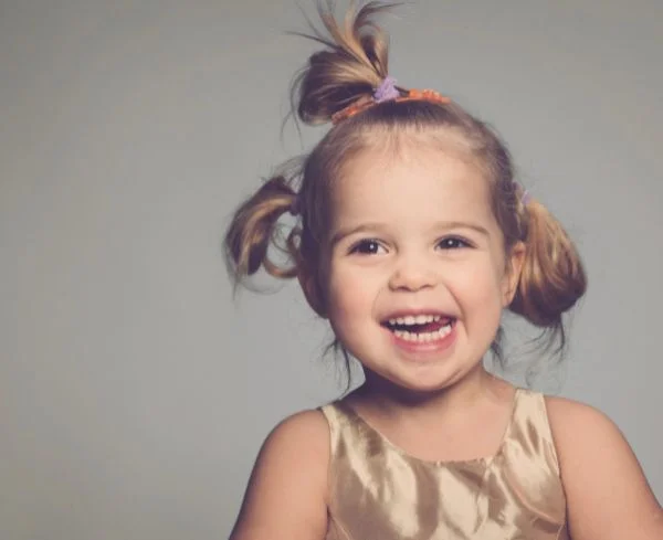 Niña mostrando un diente de leche caído tras un traumatismo dental en la clínica Multiestetik