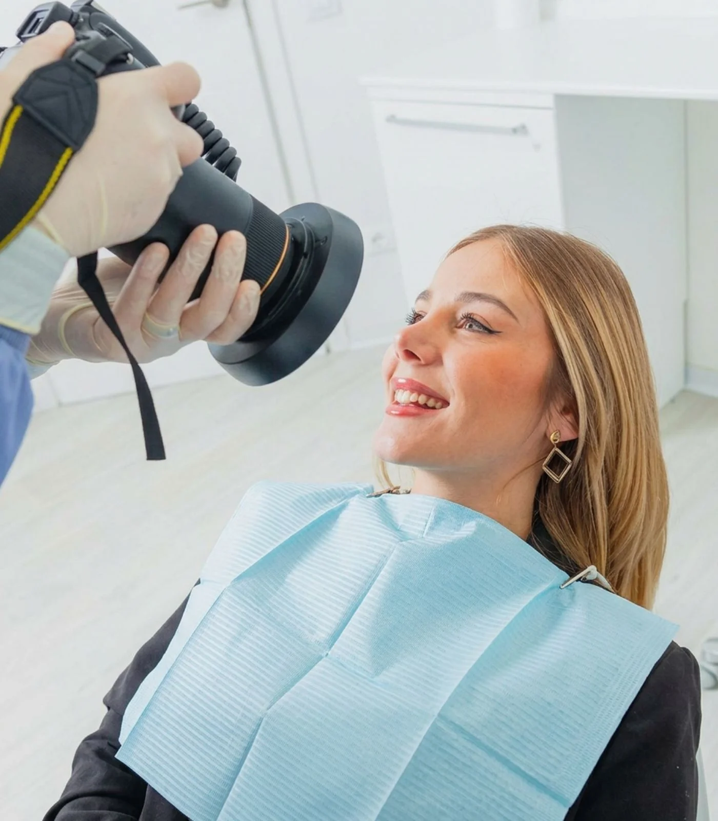 Paciente durante una sesión de fotografías para el diagnóstico dental