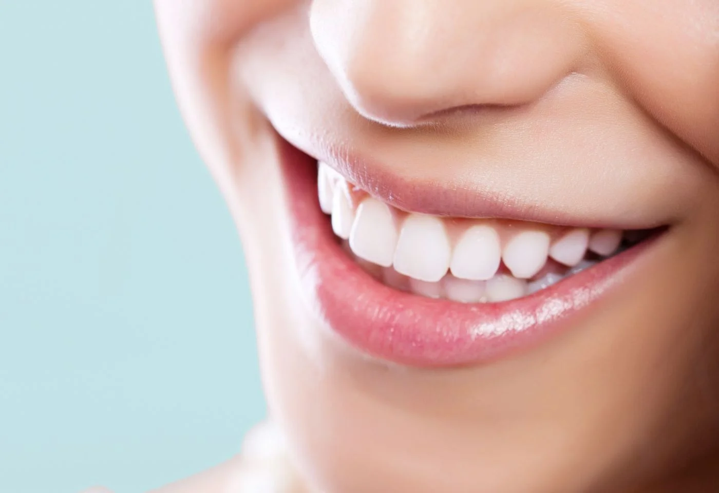 Sonrisa de un paciente tras un tratamiento de prótesis dentales.